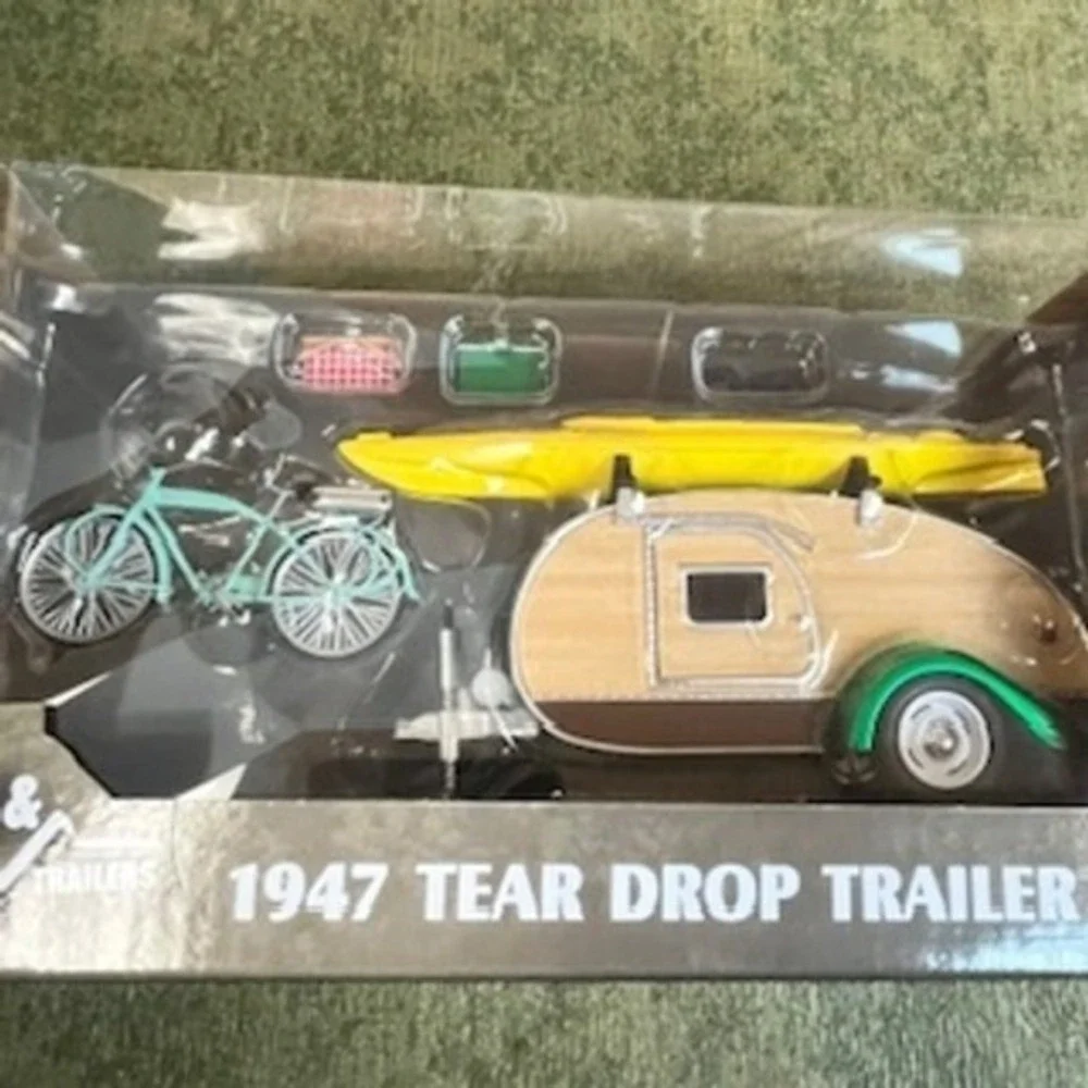 Greenlight Collectibles Hitch & Tow 1947‎ Tear Drop Trailer Kayak Bicycle Set